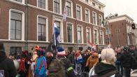 Demonstratie met Prinsenvlaggen en Zwarte Piet in Den Haag