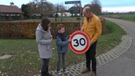 Finn (8) bezorgd over verkeersveiligheid Tungelroy en stapt naar de politiek