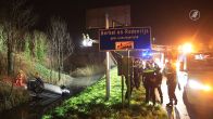 Auto slaat over de kop in sloot Rotterdam, bestuurder mogelijk gevlucht