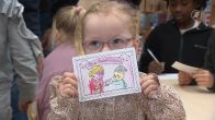 Honderden kinderen schrijven kerstkaarten voor eenzame ouderen