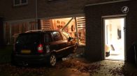 Auto rijdt woning in Oss binnen en zorgt voor enorme ravage