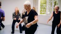 Floortje geeft ouderen dansles met hulp van het Oranje Fonds
