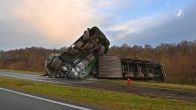 Cabine en oplegger bijzonder beschadigd na crash op N69 bij Riethoven