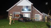 Auto rijdt tegen woning in Zuidveen: drie gewonden