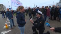 Blije gezichten en een huwelijksaanzoek bij thuiskomst mariniers in Den Helder