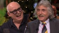 René van der Gijp schiet in de lach om bijna verspreking Johan Derksen: ‘Dat wilde je zeggen, hè?!’