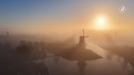 Magische zonsopkomst door mist boven Dokkum