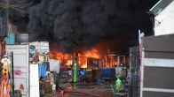 Brand in bijgebouw metaalhandel: veel rook en waarschuwing voor omwonenden