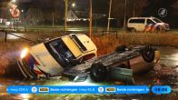 Personenauto en politiewagen glijden door gladheid in sloot Rijswijk