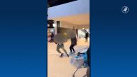 Bizarre beelden: man valt iemand met bijl aan in supermarkt
