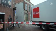 Hema vrachtwagen beland tegen gevel
