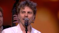 Charl Zingt Shaffy zingt tijdens de commercialbreak van De Oranjewinter ‘Mens, durf te leven’