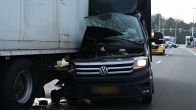 Bakwagen knalt op gestrande vrachtwagen in Tilburg