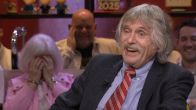 Vrouw achter Johan Derksen wordt plotseling onderwerp van gesprek over seks: 'Sorry, mevrouw!'