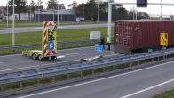 Vrachtwagen moet worden geborgen: A7 nog uren dicht