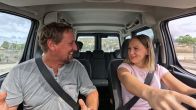 Aida krijgt haar eerste rijles van haar vader
