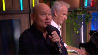 Paul de Leeuw trakteert De Oranjezondag-studio op een prachtige toegift met 'Ik heb je lief'