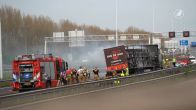 A16 bij Rotterdam dicht om brandende vrachtwagen