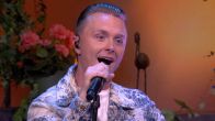 Ray Benjamin geeft een toegift in de De Oranjezondag-studio met 'Jij bent het leven voor mij'