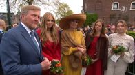 Koningspaar en prinses Ariane genieten van schaatstocht in Dokkum