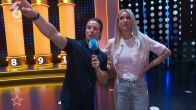 Hélène Hendriks geeft rondleiding door studio Staatsloterijshow
