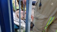 Jong kind zit vast in hek Zoetermeer, brandweer schiet te hulp