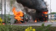 Vrachtwagen en bestelbus bij de A16 in brand, flinke rookwolk