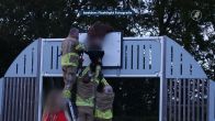 Meisje klem in basketbalkorf, brandweer moet ingrijpen