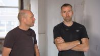 Frank en Gregor voeren iets in hun schild