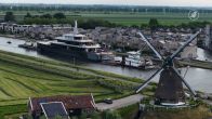 Gigantisch megajacht trekt bekijks tijdens tocht door Alphen