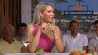 Zo opende Hélène Hendriks maandag haar eerste uitzending van De Oranjezomer vanaf Curaçao