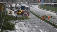 A15 bij Papendrecht bezaaid met takken, snelweg dicht