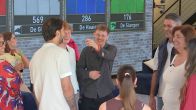 Ricky lacht als een boer met kiespijn