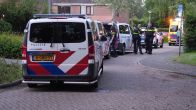 Man ernstig gewond na schietincident bij woning, vrouw aangehouden