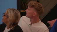 Casper kijkt vol ongeloof toe wanneer Valentijne de loods binnenloopt