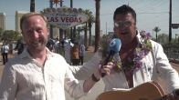 'Elvis Presley' onderbreekt videocall met Raymond Mens vanuit Los Angeles: 'Viva Las Vegas!'