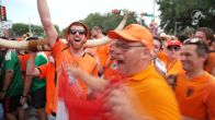 Tienduizenden fans lopen mee met Oranjemars voor wedstrijd tegen Zweden