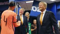 Video: koning Willem-Alexander spreekt Oranje trots toe in kleedkamer na zege op Zweden