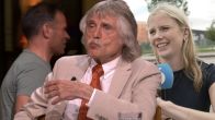 Johan Derksen geeft praktische beftip; Bas Nijhuis loopt weg; Noa Vahle ongemakkelijk!