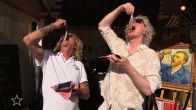 Bekende Nederlanders verslinden massaal haring tijdens Nationale Haringparty
