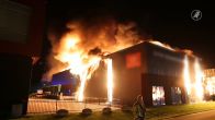 Grote brand verwoest bedrijfspand in Den Hoorn
