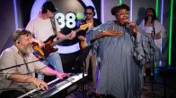 Sven Figee & Shirma Rouse doen Think van Aretha Franklin bij Evers & co.