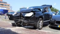 Auto rijdt woning in Noordwijk binnen, bestuurder mogelijk onwel