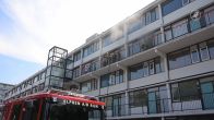 Ventilator vliegt in brand, brandweer redt twee katten en hond uit woning