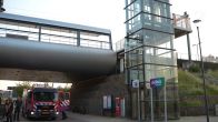 Twee personen vast in warme lift
