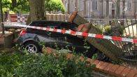 Auto rijdt door muurtje en belandt op begraafplaats in Gemert