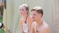 Ricky spreekt Do haar bondje aan