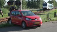 Trein en auto botsen in Hindeloopen, bestuurder raakt gewond