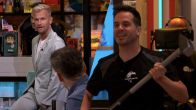 Problemen in Vandaag Inside Oranje-studio: de 'KOEKOEK' is kapot; Proforto-mannetje schiet te hulp!