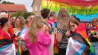 Bizarre avond in Oldebroek: regenboogvlaggen, boerenprotest én tegendemonstratie